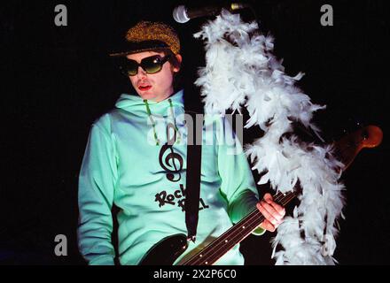 MANIC STREET PREACHERS, CONCERT D'AVANT-PREMIÈRE DE L'ALBUM, 2001 : Nicky Wire du groupe gallois Manic Street Preachers jouant à BBC Radio 1 Live, Coal Exchange, Cardiff, Royaume-Uni le 8 mars 2001. Le groupe a créé de nouvelles chansons de leur 6e album, Know Your Enemy. Photo : Rob Watkins. INFO : Manic Street Preachers, un groupe de rock gallois formé en 1986, a émergé comme des icônes de la scène musicale britannique des années 90. Connus pour leurs paroles politiquement chargées et leurs mélodies anthémiques, des tubes comme 'A Design for Life' ont consolidé leur statut de figures légendaires du rock alternatif. Banque D'Images