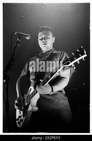 MANIC STREET PREACHERS, CONCERT D'AVANT-PREMIÈRE DE L'ALBUM, 2001 : James Dean Bradfield du groupe gallois Manic Street Preachers jouant à BBC Radio 1 Live, Coal Exchange, Cardiff, Royaume-Uni le 8 mars 2001. Le groupe a créé de nouvelles chansons de leur 6e album, Know Your Enemy. Photo : Rob Watkins. INFO : Manic Street Preachers, un groupe de rock gallois formé en 1986, a émergé comme des icônes de la scène musicale britannique des années 90. Connus pour leurs paroles politiquement chargées et leurs mélodies anthémiques, des tubes comme 'A Design for Life' ont consolidé leur statut de figures légendaires du rock alternatif. Banque D'Images