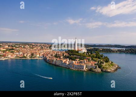 Rovinj, Croatie : bateau naviguant autour de la vieille ville médiévale de Rovinj avec son campanile vénitien en Istrie au bord de la mer Adriatique en Croatie Banque D'Images