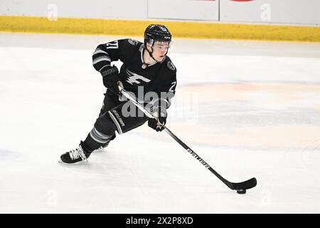 L’attaquant de la Fargo Force Mac Swanson (27) patine avec le palet lors d’un match éliminatoire de la Coupe Clark de la USHL de deuxième tour entre le Tri-City Storm et la Fargo Force au Scheels Arena à Fargo, Dakota du Nord, le lundi 22 avril 2024. Fargo a gagné 3-1 et mène le meilleur des cinq séries 2-0. Photo de Russell Hons/CSM Banque D'Images