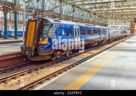 Train de voyageurs ScotRail arrivant à Glasgow Central gare, Glasgow, Écosse, Royaume-Uni Banque D'Images