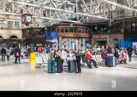 Passagers en attente à la gare centrale de Glasgow, Glasgow, Écosse, Royaume-Uni Banque D'Images