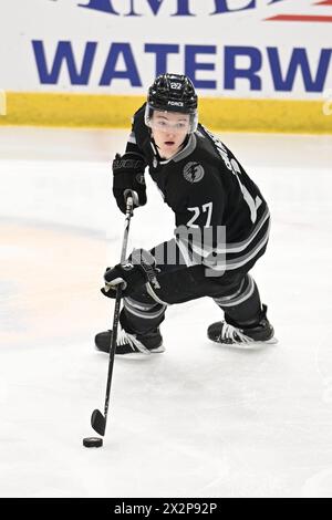 L’attaquant de la Fargo Force Mac Swanson (27) patine avec le palet lors d’un match éliminatoire de la Coupe Clark de la USHL de deuxième tour entre le Tri-City Storm et la Fargo Force au Scheels Arena à Fargo, Dakota du Nord, le lundi 22 avril 2024. Fargo a gagné 3-1 et mène le meilleur des cinq séries 2-0. Photo de Russell Hons/CSM Banque D'Images