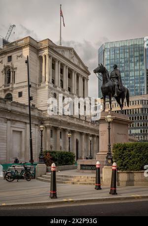 Londres, Royaume-Uni : bâtiment de la Banque d'Angleterre dans la ville de Londres avec la statue équestre du duc de Wellington au premier plan. Banque D'Images