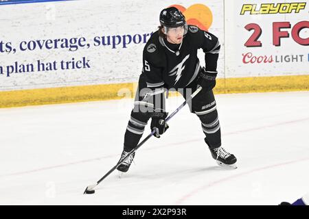 Le défenseur de la Fargo Force Leo Gruba (5) semble passer lors d'un match éliminatoire de la Coupe Clark de la USHL au deuxième tour entre le Tri-City Storm et la Fargo Force au Scheels Arena à Fargo, Dakota du Nord, le lundi 22 avril 2024. Fargo a gagné 3-1 et mène le meilleur des cinq séries 2-0. Photo de Russell Hons/CSM Banque D'Images