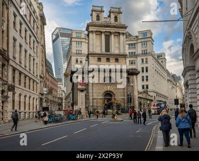 Londres, Royaume-Uni : ville de Londres près de Bank Station avec l'église de St Mary Woolnoth à la jonction de Lombard Street et King William Street. Banque D'Images