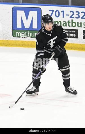 Le défenseur de la Fargo Force Leo Gruba (5) joue la rondelle lors d'un match éliminatoire de la Coupe Clark de l'USHL au deuxième tour entre le Tri-City Storm et la Fargo Force au Scheels Arena de Fargo, Dakota du Nord, le lundi 22 avril 2024. Fargo a gagné 3-1 et mène le meilleur des cinq séries 2-0. Photo de Russell Hons/CSM Banque D'Images