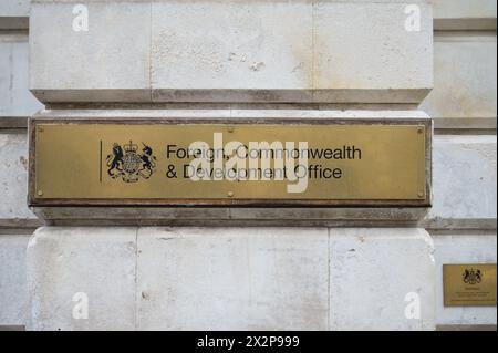 Plaque signalétique du Foreign, Commonwealth & Development Office à l'entrée du bâtiment. King Charles Street, Whitehall, Londres, Angleterre, Royaume-Uni Banque D'Images
