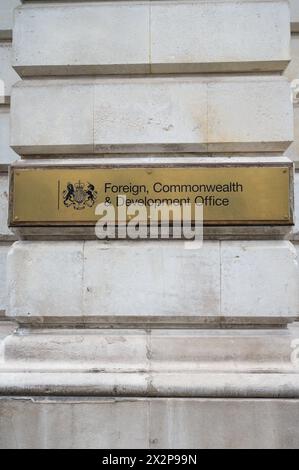 Plaque signalétique du Foreign, Commonwealth & Development Office à l'entrée du bâtiment. King Charles Street, Whitehall, Londres, Angleterre, Royaume-Uni Banque D'Images