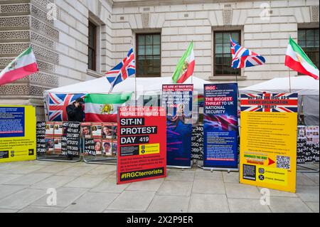 Campement de protestation dans King Charles Street, Whitehall, contre le corps des gardiens de la révolution islamique iranienne alias Sepah ou Pasdaran. Londres, Angleterre, Royaume-Uni Banque D'Images