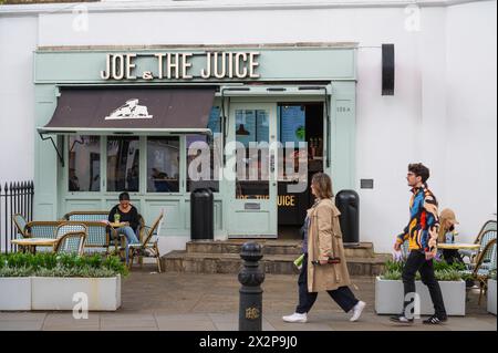 Les piétons passent par Joe & the Juice, un bar à jus sur Kings Road, Chelsea, Londres, Angleterre, Royaume-Uni Banque D'Images