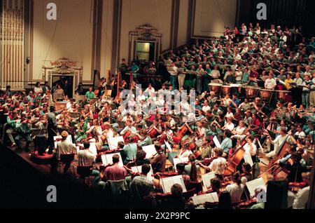 Une répétition de 'Gurrelieder' de Schoenberg avec le chef italien Claudio Abbado, le Gustav Mahler Jugendorchester et le Arnold Schoenberg Choir dans le Usher Hall dans le cadre du Festival international d'Édimbourg le 21/08/1996 Banque D'Images