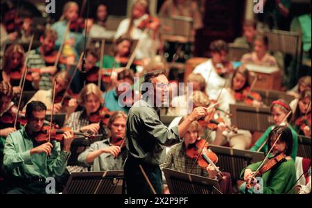 Le chef d'orchestre italien Claudio Abbado répète pour une représentation de 'Gurrelieder' de Schoenberg avec le Gustav Mahler Jugendorchester dans le Usher Hall dans le cadre du Festival international d'Édimbourg le 21/08/1996 Banque D'Images