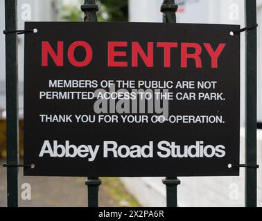 Pas de panneau d'entrée sur les portes d'Abbey Road Studios, le studio d'enregistrement musical emblématique de St John's Wood, Londres, Angleterre Banque D'Images