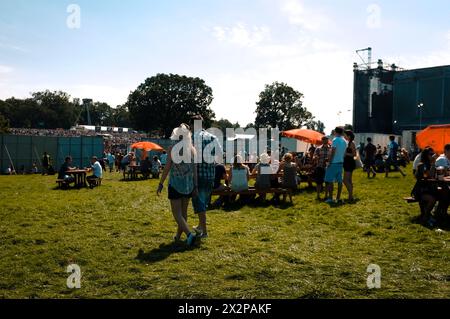 Fans de musique dans les coulisses du festival, V2012, Hylands Park, Chelmsford, Essex, Grande-Bretagne - 18 août 2012 Banque D'Images