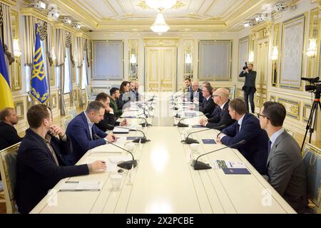 Kiev, Ukraine. 23 avril 2024. Le président ukrainien Volodymyr Zelenskyy, à gauche, écoute le ministre danois de l’industrie, des Affaires et des Affaires financières Morten Bødskov, à droite, lors d’une réunion bilatérale au Palais Mariinsky, le 23 avril 2024, à Kiev, en Ukraine. Crédit : Présidence ukrainienne/Bureau de presse présidentiel ukrainien/Alamy Live News Banque D'Images