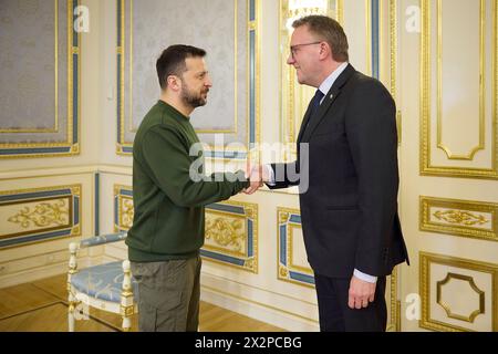 Kiev, Ukraine. 23 avril 2024. Le président ukrainien Volodymyr Zelenskyy, à gauche, accueille le ministre danois de l’industrie, des Affaires et des Affaires financières Morten Bødskov, à droite, avant une réunion bilatérale au Palais Mariinsky, le 23 avril 2024, à Kiev, en Ukraine. Crédit : Présidence ukrainienne/Bureau de presse présidentiel ukrainien/Alamy Live News Banque D'Images