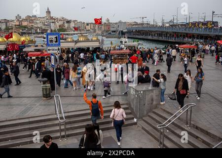 23 avril 2024 : Istanbul, Turquie, 23 avril 2023 : Marche autour de Galata et Eminonu à Istanbul le 23 avril, Journée de la souveraineté nationale et de l'enfance. (Crédit image : © Tolga Ildun/ZUMA Press Wire) USAGE ÉDITORIAL SEULEMENT! Non destiné à UN USAGE commercial ! Banque D'Images
