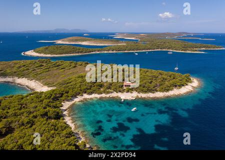 Aérien des superbes îles Pakleni près de Hvar dans la mer Adriatique en Croatie Banque D'Images