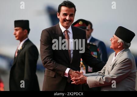 L'émir du Qatar Cheikh Tamim bin Hamad Al-Thani serre la main du président Ramchandra Paudel alors qu'il arrive en visite d'État de deux jours au Népal à l'invitation du président Ramchandra Paudel à l'aéroport international Tribhuvan de Katmandou. Tamim bin Hamad Al Thani doit engager des discussions conjointes avec le premier ministre du Népal, Pushpa Kamal Dahal, et signer des accords bilatéraux, comme l'a indiqué le ministère des Affaires étrangères. Cette visite marque l'échange diplomatique le plus important entre le Qatar et le Népal depuis l'établissement de ces relations en 1977. Le gouvernement a annoncé un jour férié à l'occasion de th Banque D'Images