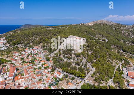 Hvar, Croatie : vue aérienne de la forteresse Spannish surplombant la vieille ville médeival de Hvar en Croatie par une journée d'été ensoleillée Banque D'Images