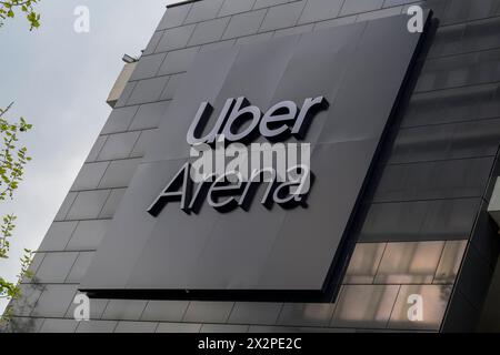Uber Arena, Uber Platz, Gebaeude, vor dem Spiel der Eisbaeren, Sponsor, Finalspiel 4, Eisbaeren Berlin vs Fischtown Pinguins Bremerhaven, Playoffs, DEL, Eishockey, Uber Arena, 23.04. 2024, *** Uber Arena, Uber Platz, bâtiment, avant le match d'Eisbaeren, sponsor, dernier match 4, Eisbaeren Berlin vs Fischtown Pinguins Bremerhaven, playoffs, DEL, hockey sur glace, Uber Arena, 23 04 2024, Copyright : HMBxMedia/UwexKoch Banque D'Images