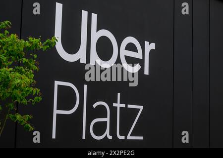 Uber Arena, Uber Platz, Gebaeude, vor dem Spiel der Eisbaeren, Sponsor, Finalspiel 4, Eisbaeren Berlin vs Fischtown Pinguins Bremerhaven, Playoffs, DEL, Eishockey, Uber Arena, 23.04. 2024, *** Uber Arena, Uber Platz, bâtiment, avant le match d'Eisbaeren, sponsor, dernier match 4, Eisbaeren Berlin vs Fischtown Pinguins Bremerhaven, playoffs, DEL, hockey sur glace, Uber Arena, 23 04 2024, Copyright : HMBxMedia/UwexKoch Banque D'Images