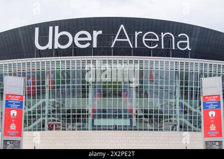 Uber Arena, Uber Platz, Gebaeude, vor dem Spiel der Eisbaeren, Sponsor, Finalspiel 4, Eisbaeren Berlin vs Fischtown Pinguins Bremerhaven, Playoffs, DEL, Eishockey, Uber Arena, 23.04. 2024, *** Uber Arena, Uber Platz, bâtiment, avant le match d'Eisbaeren, sponsor, dernier match 4, Eisbaeren Berlin vs Fischtown Pinguins Bremerhaven, playoffs, DEL, hockey sur glace, Uber Arena, 23 04 2024, Copyright : HMBxMedia/UwexKoch Banque D'Images