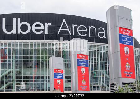 Uber Arena, Uber Platz, Gebaeude, vor dem Spiel der Eisbaeren, Sponsor, Finalspiel 4, Eisbaeren Berlin vs Fischtown Pinguins Bremerhaven, Playoffs, DEL, Eishockey, Uber Arena, 23.04. 2024, *** Uber Arena, Uber Platz, bâtiment, avant le match d'Eisbaeren, sponsor, dernier match 4, Eisbaeren Berlin vs Fischtown Pinguins Bremerhaven, playoffs, DEL, hockey sur glace, Uber Arena, 23 04 2024, Copyright : HMBxMedia/UwexKoch Banque D'Images