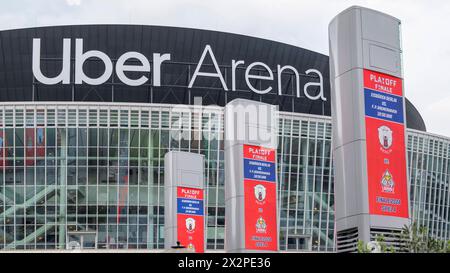 Uber Arena, Uber Platz, Gebaeude, vor dem Spiel der Eisbaeren, Sponsor, Finalspiel 4, Eisbaeren Berlin vs Fischtown Pinguins Bremerhaven, Playoffs, DEL, Eishockey, Uber Arena, 23.04. 2024, *** Uber Arena, Uber Platz, bâtiment, avant le match d'Eisbaeren, sponsor, dernier match 4, Eisbaeren Berlin vs Fischtown Pinguins Bremerhaven, playoffs, DEL, hockey sur glace, Uber Arena, 23 04 2024, Copyright : HMBxMedia/UwexKoch Banque D'Images