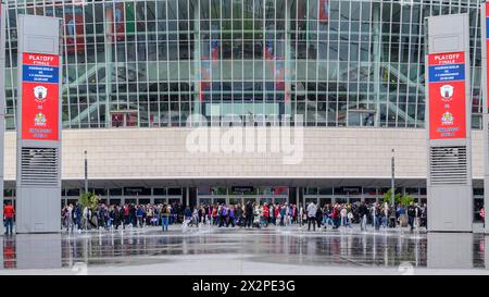 Eingang, Zuschauer, Uber Arena, Uber Platz, Gebaeude, vor dem Spiel der Eisbaeren, Fan, fans, Sponsor, Finalspiel 4, Eisbaeren Berlin vs Fischtown Pinguins Bremerhaven, Playoffs, DEL, Eishockey, Uber Arena, 23.04. 2024, *** entrée, spectateurs, Uber Arena, Uber Platz, bâtiment, avant le match d'Eisbaeren, fan, fans, sponsor, match final 4, Eisbaeren Berlin vs Fischtown Pinguins Bremerhaven, playoffs, DEL, hockey sur glace, Uber Arena, 23 04 2024, Copyright : HMBxMedia/UwexKoch Banque D'Images