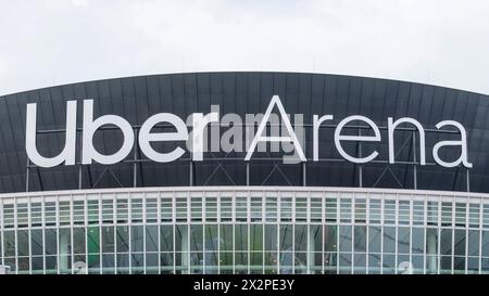 Uber Arena, Uber Platz, Gebaeude, vor dem Spiel der Eisbaeren, Sponsor, Finalspiel 4, Eisbaeren Berlin vs Fischtown Pinguins Bremerhaven, Playoffs, DEL, Eishockey, Uber Arena, 23.04. 2024, *** Uber Arena, Uber Platz, bâtiment, avant le match d'Eisbaeren, sponsor, dernier match 4, Eisbaeren Berlin vs Fischtown Pinguins Bremerhaven, playoffs, DEL, hockey sur glace, Uber Arena, 23 04 2024, Copyright : HMBxMedia/UwexKoch Banque D'Images