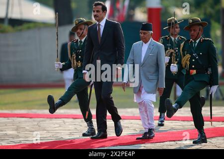 L'émir du Qatar Cheikh Tamim bin Hamad Al-Thani observe une garde d'honneur alors qu'il arrive en visite d'État de deux jours au Népal sur invitation du président Ramchandra Paudel à l'aéroport international Tribhuvan de Katmandou. Tamim bin Hamad Al Thani doit engager des discussions conjointes avec le premier ministre du Népal, Pushpa Kamal Dahal, et signer des accords bilatéraux, comme l'a indiqué le ministère des Affaires étrangères. Cette visite marque l'échange diplomatique le plus important entre le Qatar et le Népal depuis l'établissement de ces relations en 1977. Le gouvernement a annoncé un jour férié à l'occasion de la visite d'État de l' Banque D'Images