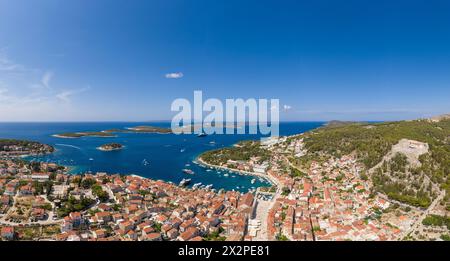 Hvar, Croatie : panorama aérien de la célèbre île de Hvar et de la vieille ville avec le port des yachts et la forteresse Spannish en Croatie sur un da d'été ensoleillé Banque D'Images