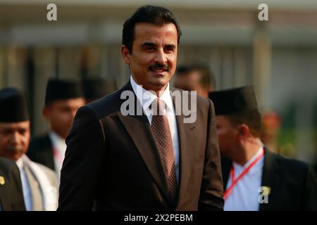 L'émir du Qatar Cheikh Tamim bin Hamad Al-Thani arrive en visite d'État de deux jours au Népal à l'invitation du président Ramchandra Paudel à l'aéroport international Tribhuvan de Katmandou. Tamim bin Hamad Al Thani doit engager des discussions conjointes avec le premier ministre du Népal, Pushpa Kamal Dahal, et signer des accords bilatéraux, comme l'a indiqué le ministère des Affaires étrangères. Cette visite marque l'échange diplomatique le plus important entre le Qatar et le Népal depuis l'établissement de ces relations en 1977. Le gouvernement a annoncé un jour férié à l’occasion de la visite d’État de l’émir du Qatar Cheikh Tamim bin Banque D'Images