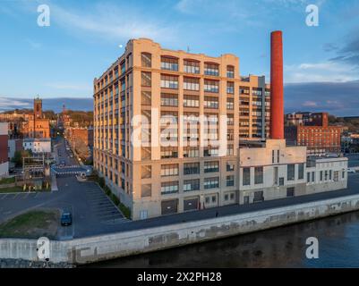 Vue aérienne printanière en fin d'après-midi du centre-ville de Troy, NY situé sur la rivière Hudson. Banque D'Images