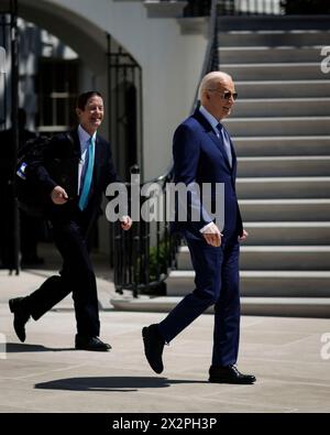 Washington, États-Unis. 23 avril 2024. Le président AMÉRICAIN Joe Biden marche sur la pelouse sud de la Maison Blanche avant d'embarquer sur Marine One à Washington, DC, États-Unis, le mardi 23 avril, 2024. dans un discours prononcé aujourd'hui à Tampa, en Floride, Biden va contester une interdiction de l'avortement de six semaines qui doit entrer en vigueur dans l'État, faisant porter la responsabilité de cette interdiction et d'autres restrictions similaires dans tout le pays sur Donald Trump, selon la campagne. Photographe : Ting Shen/Pool/Sipa USA crédit : Sipa USA/Alamy Live News Banque D'Images