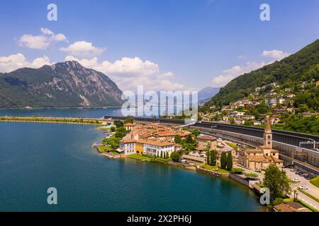 Melide, Suisse : vue aérienne du pont sur le lac de Lugano entre Bissone et Melide dans le canton du Tessin dans les alpes suisses. Banque D'Images