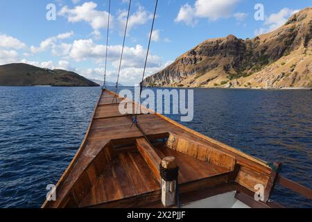 Komodo, Indonésie : point de vue d'un bateau de croisière naviguant dans les eaux du parc national de Komodo avec le littoral de la célèbre île Padar en F. Banque D'Images