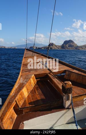 Komodo, Indonésie : point de vue d'un bateau de croisière naviguant dans les eaux du parc national de Komodo avec le littoral de la célèbre île Padar en F. Banque D'Images