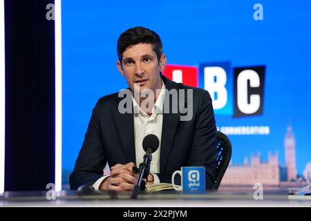 Tom Swarbrick animant le débat du maire de LBC London, avec les candidats au maire candidat libéral démocrate Rob Blackie, la candidate du parti conservateur Susan Hall, l'actuelle maire de Londres et le candidat du parti travailliste Sadiq Khan et la candidate du parti vert Zoe Garbett au studio LBC à Millbank, dans le centre de Londres, avant l'élection du maire de Londres le 2 mai. Date de la photo : mardi 23 avril 2024. Banque D'Images