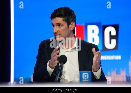 Tom Swarbrick animant le débat du maire de LBC London, avec les candidats au maire candidat libéral démocrate Rob Blackie, la candidate du parti conservateur Susan Hall, l'actuelle maire de Londres et le candidat du parti travailliste Sadiq Khan et la candidate du parti vert Zoe Garbett au studio LBC à Millbank, dans le centre de Londres, avant l'élection du maire de Londres le 2 mai. Date de la photo : mardi 23 avril 2024. Banque D'Images