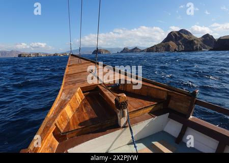 Komodo, Indonésie : point de vue d'un bateau de croisière naviguant dans les eaux du parc national de Komodo avec le littoral de la célèbre île Padar en F. Banque D'Images