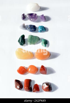 Collection de diverses pierres précieuses minérales brutes, y compris l'oeil de tigre, l'améthyste, le quartz, le jaspe, mettant en valeur la beauté naturelle et l'énergie des pierres de guérison Banque D'Images