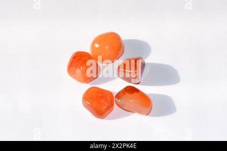 collection de diverses pierres précieuses minérales brutes de couleur orange mettant en valeur la beauté naturelle et l'énergie des pierres de guérison Banque D'Images