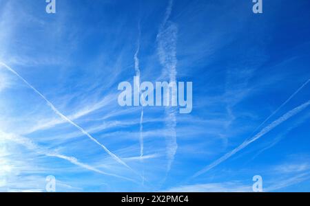 Des traînées de jet décorent un ciel d'hiver dans le centre-nord de la Floride. Banque D'Images