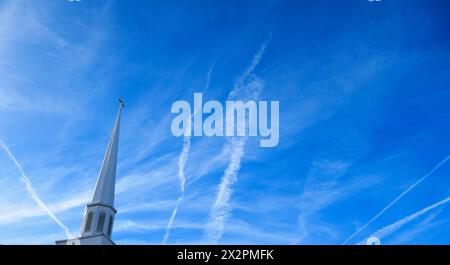 Des traînées de jet décorent un ciel d'hiver dans le centre-nord de la Floride. Banque D'Images