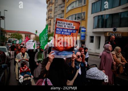 Istanbul, Turquie. 23 avril 2024. Une manifestante tient une pancarte exprimant son opinion lors d'une manifestation devant l'ambassade d'Allemagne à Istanbul . Une manifestation est organisée devant l'ambassade d'Allemagne à Istanbul contre la visite du président allemand Frank-Walter Steinmeier dans la ville turque d'Istanbul en raison du soutien de Berlin à Israël dans son agression continue contre la bande de Gaza. Crédit : SOPA images Limited/Alamy Live News Banque D'Images