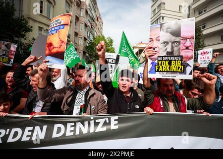 Istanbul, Turquie. 23 avril 2024. Les manifestants lèvent les poings et tiennent des drapeaux et une banderole alors qu'ils scandent "L'Allemagne, le tueur, quitte la Turquie" lors d'une manifestation devant l'ambassade d'Allemagne à Istanbul . Une manifestation est organisée devant l'ambassade d'Allemagne à Istanbul contre la visite du président allemand Frank-Walter Steinmeier dans la ville turque d'Istanbul en raison du soutien de Berlin à Israël dans son agression continue contre la bande de Gaza. Crédit : SOPA images Limited/Alamy Live News Banque D'Images
