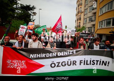 Istanbul, Turquie. 23 avril 2024. Les manifestants lèvent les poings et tiennent des drapeaux et une banderole alors qu'ils scandent "L'Allemagne, le tueur, quitte la Turquie" lors d'une manifestation devant l'ambassade d'Allemagne à Istanbul . Une manifestation est organisée devant l'ambassade d'Allemagne à Istanbul contre la visite du président allemand Frank-Walter Steinmeier dans la ville turque d'Istanbul en raison du soutien de Berlin à Israël dans son agression continue contre la bande de Gaza. Crédit : SOPA images Limited/Alamy Live News Banque D'Images